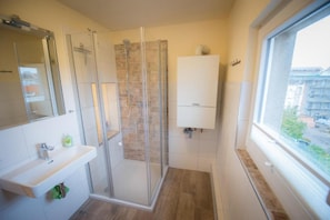 Dusche, Haartrockner, Handtücher, Seife