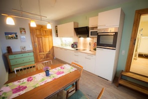 Kühlschrank, Mikrowelle, Ofen, Geschirrspüler