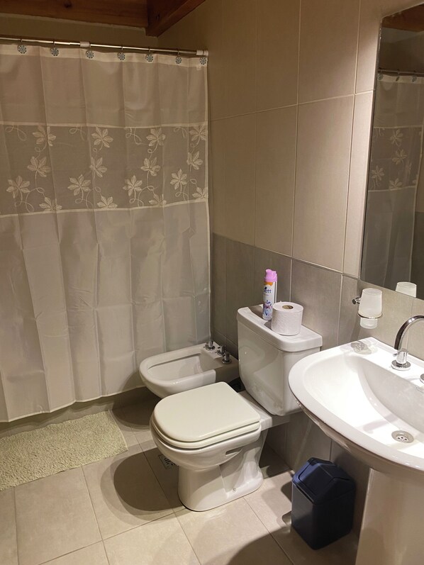 Secadora de cabello, toallas, jabón, papel de baño