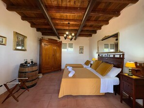 A bedroom with two beds, wooden furniture, a large mirror, and a ceiling fan. - The tranquility of the countryside, just a stone's throw from the sea and the Selinunte Archaeological Park (Sicilia)