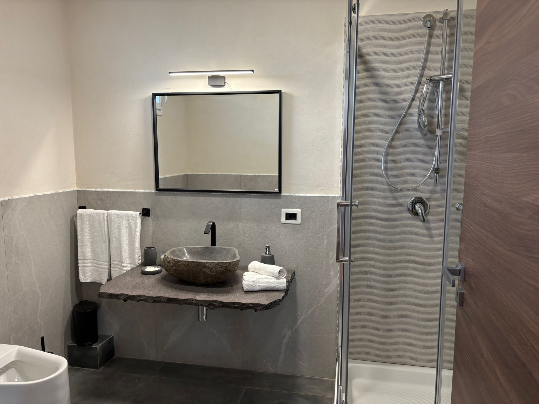 Douche, sèche-cheveux, bidet, serviettes fournies