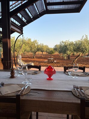 Outdoor dining - The tranquility of the countryside, just a stone's throw from the sea and the Selinunte Archaeological Park (Sicilia)