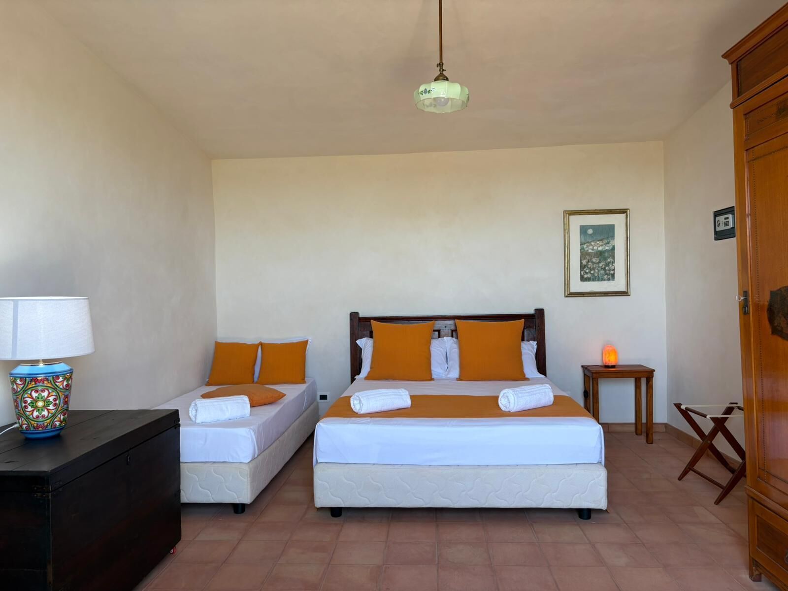 4 bedrooms, iron/ironing board, WiFi, bed sheets