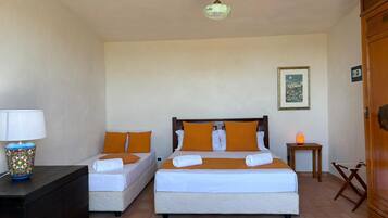 4 bedrooms, iron/ironing board, WiFi, bed sheets