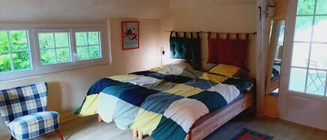 2 bedrooms, iron/ironing board, internet, bed sheets