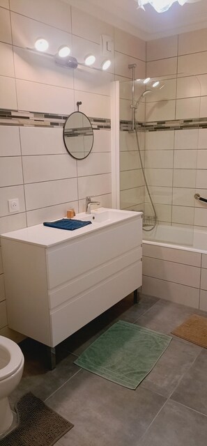 Bathroom - Vrbo Property (Chisseaux)