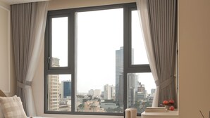 Een hotelkamer met een groot bed, een bureau en uitzicht op de stadsplattegrond.