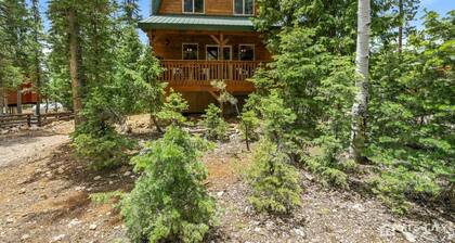 Basecamp Adventures with Firepit, BBQ, Sleeps up to 15