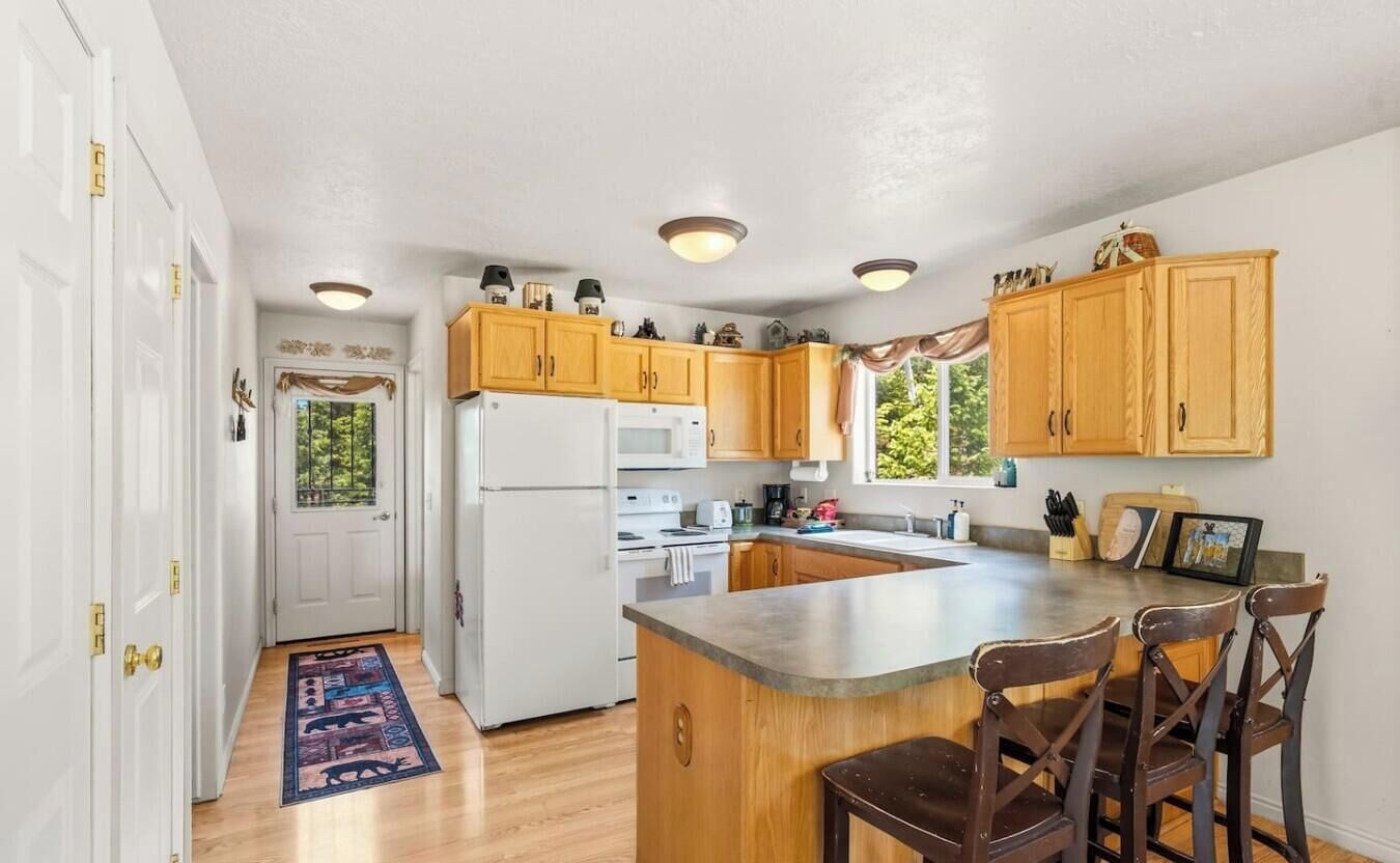 Coffee/tea maker, fridge, microwave, oven