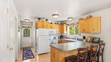 Coffee/tea maker, fridge, microwave, oven