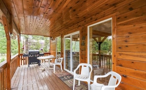 Outdoor dining - Basecamp Adventures with Firepit, BBQ, Sleeps up to 15 (Duck Creek Village)