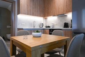 Fridge, oven, dishwasher, coffee/tea maker - Estelle luxury living Premium Apartment in Paralia Dionisiou (302) (Paralia Dionisiou)