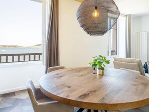Apartment | Dining - Beautiful Seaview Flat in Stagadon Island (Landeda)