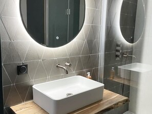Apartment | Bathroom | Hair dryer - Beautiful Seaview Flat in Stagadon Island (Landeda)