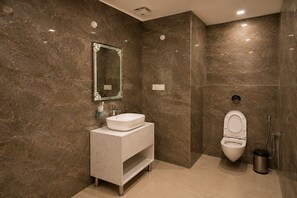 Family Room | Bathroom | Shower, towels, soap, shampoo - Hotel Maurya Greens (Purnagiri)