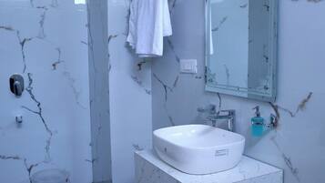 Familiekamer | Badkamer | Een douche, handdoeken, zeep, shampoo