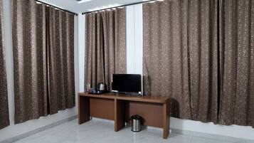 Deluxe Room | Desk, free WiFi