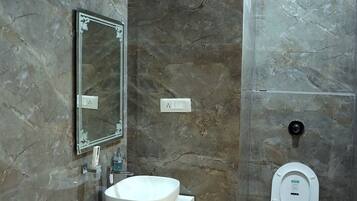 Shower, handuk, sabun, dan sampo