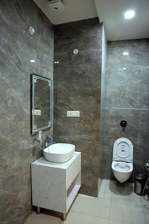 Douche, serviettes fournies, savon, shampoing