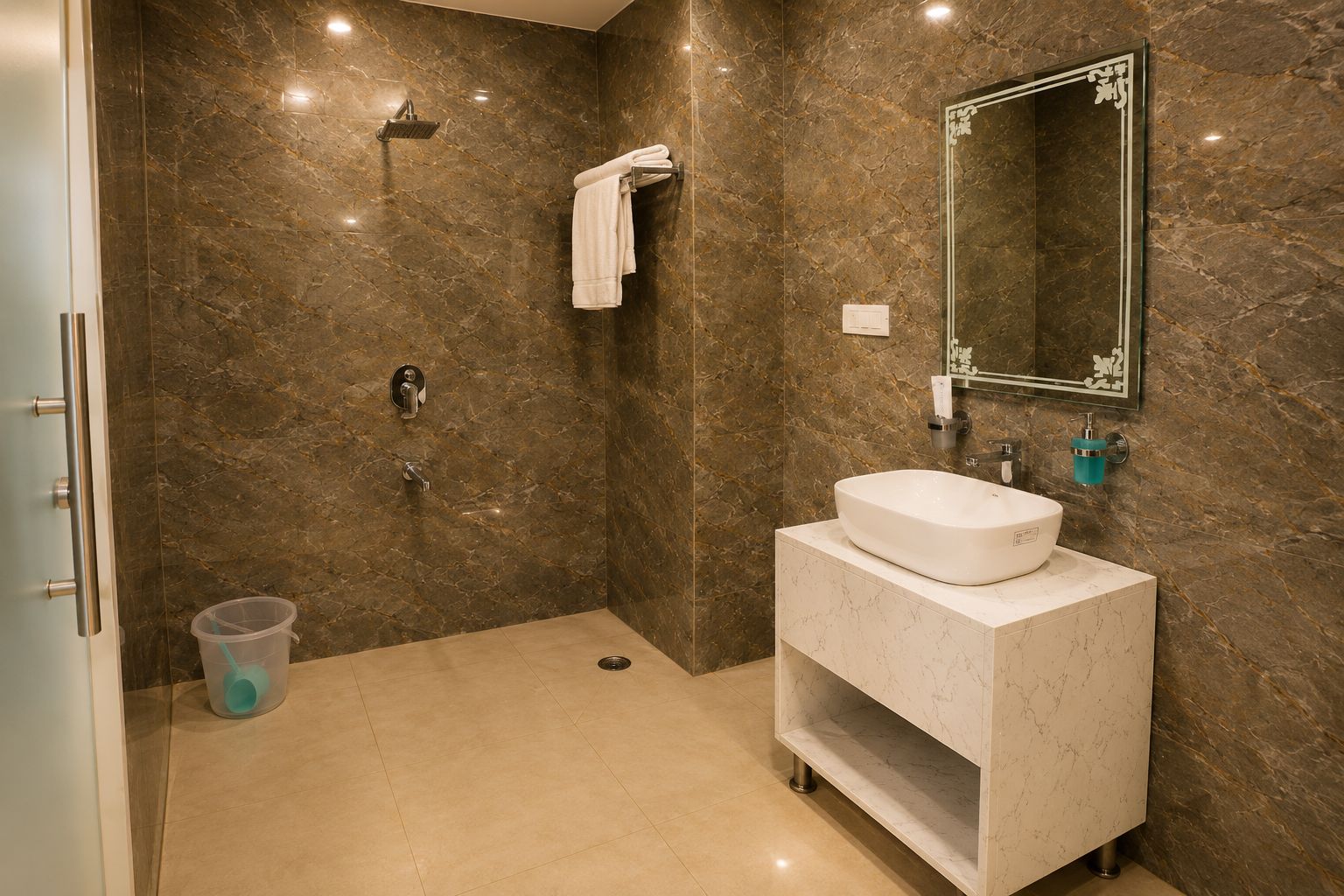 Un baño con pared de mármol, un lavamanos, un espejo y una ducha.