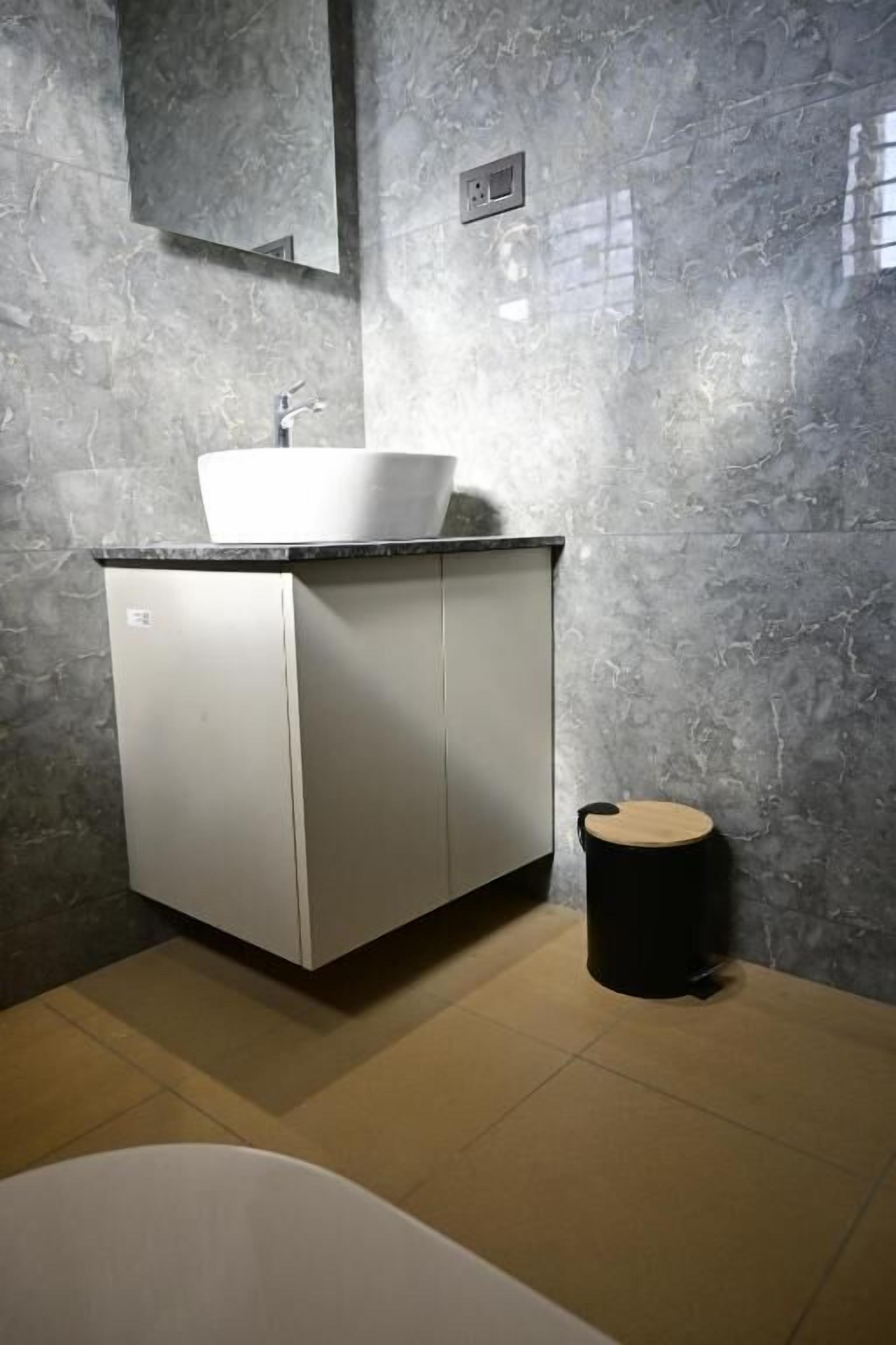 Doccia, asciugamani, sapone, shampoo