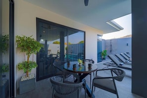 Villa, 2 Schlafzimmer, Nichtraucher, eigener Pool | Speisen im Freien