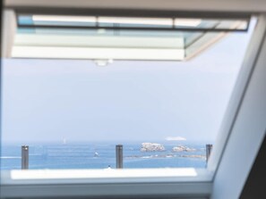 A view through a window with a clear sky and the ocean. - Magnificent Seafront Duplex in Porspoder (Porspoder)