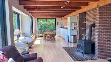 Smart TV, fireplace