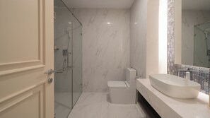 Dusche, Haartrockner, Bidet, Handtücher