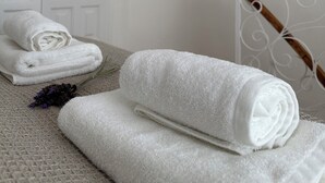 A room with a white wardrobe, a rolled-up towel on the floor, and a small shelf with books and a vase. - La Torre, Villa in Sant Martí d'Empúries (L'Escala)
