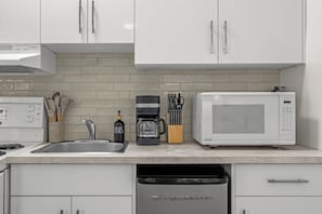 Fridge, microwave, oven, stovetop - Convention Centre Convenience - Wifi, Parking (Edmonton)