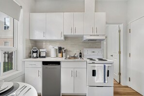 Private kitchen - Downtown Studio Near Rogers Place - Wifi, Parking (Edmonton)