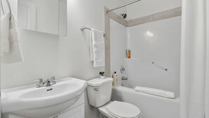 Ein modernes Badezimmer mit Waschbecken, Toilette und Dusche.