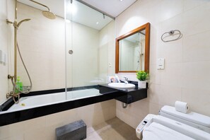 Bathroom - TV Lancaster D1 3BR Walk to City Center (Saigon Ward)