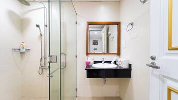 Comfort Apartment, City View | Bathroom | Free toiletries, towels, shampoo, toilet paper