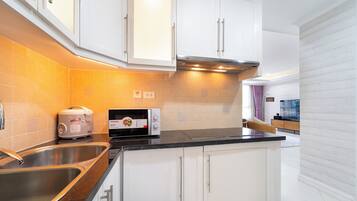 Comfort Apartment, City View | Private kitchen
