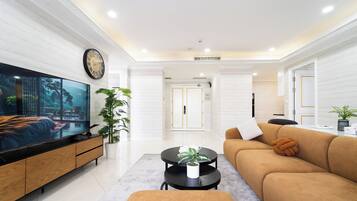 Comfort Apartment, City View | Living area