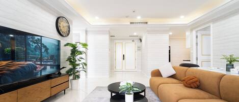 Comfort Apartment, City View | Living area