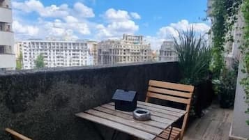 Deluxe Apartment, Balcony, City View | Outdoor dining