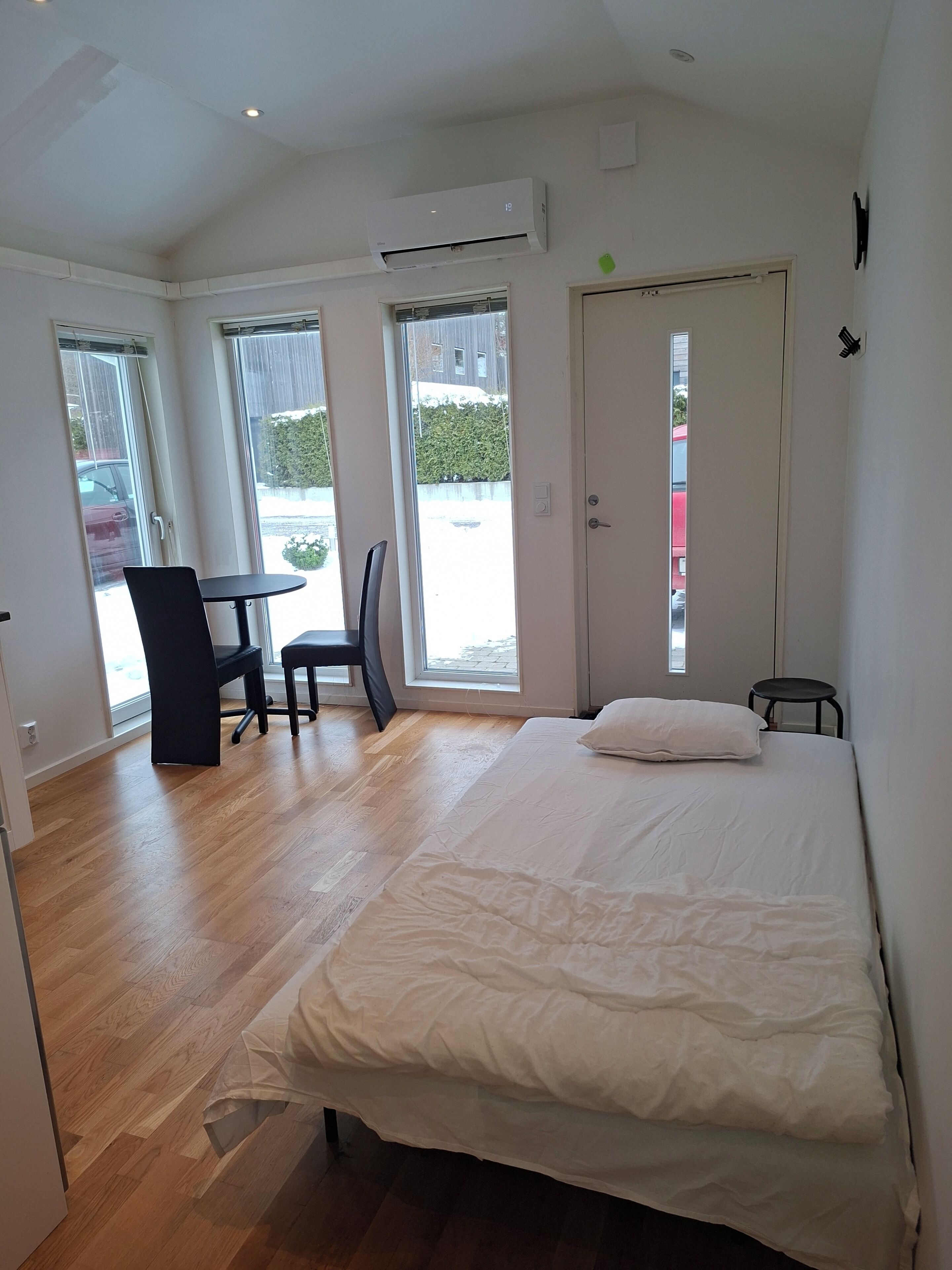 WiFi, bed sheets, wheelchair access