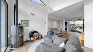 Smart TV, fireplace, books - Riverfront Alpine Retreat - Mt Buller Gateway - Sleeps 10 (Merrijig)