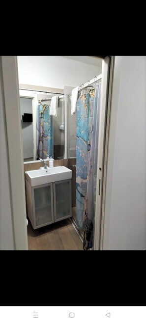 Dusche, Haartrockner, Bidet, Handtücher