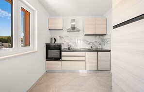Wasserkocher mit Kaffee-/Teezubehör, Kühlschrank, Mikrowelle, Ofen