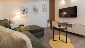Appartement (One bedroom apartment with terrace) | Woonkamer | Een 32-inch flatscreentelevisie met digitale zenders