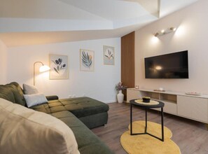 Apartment (One bedroom apartment with terrace) | Wohnzimmer | 32-Zoll-Flachbildfernseher mit Digitalempfang