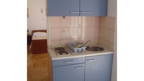 Apartment (One Bedroom Apartment with Sea View a) | Eigene Küche | Kühlschrank