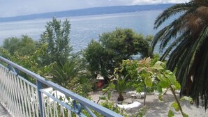 Doppelzimmer (Double Room with Balcony and Sea View) | Blick von der Unterkunft