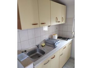 Huoneisto (Classic One Bedroom Apartment with Te) | Yksityinen keittiö | Jääkaappi
