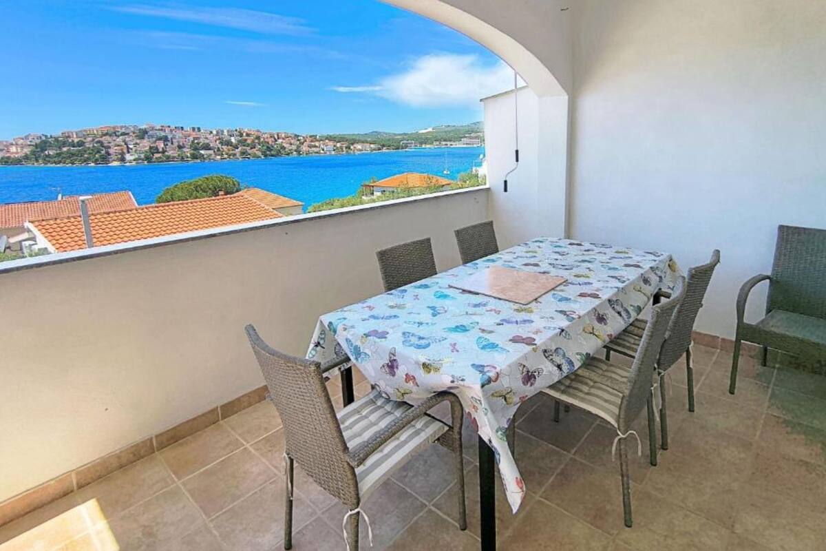 아파트 (Two Bedroom Apartment With Sea View a) | 발코니