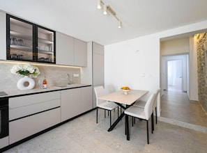Apartment (Apartment With Terrace And Balcony) | Esszimmer